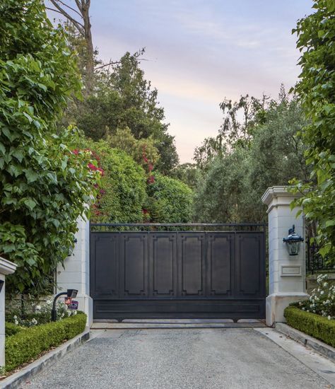 Exterior Gate Design, Modern Home Landscaping, Sliding Gate Designs, Exterior Gate, Landscaping Entrance, Driveway Entrance Landscaping, Gate Designs, Driveway Entrance, Fall Decorating Ideas