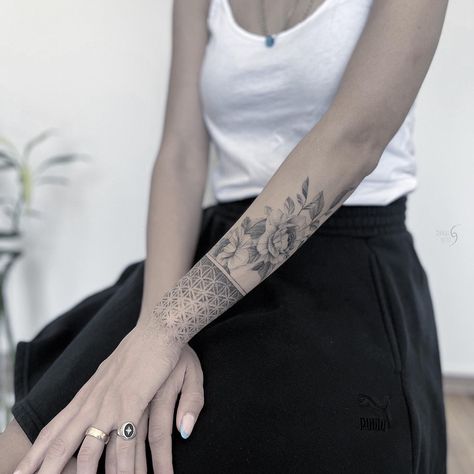 #tattoo #flowertattoo #floweroflife #flower #tattooforwomen #girlswithtattoos #tattoosforwomen #tattoofemale Arm Band Women’s Tattoo, Tattoo For Woman, Sleeve Inspiration, Wrist Band Tattoo, Mini Tats, Tattoo 2024, Band Tattoos, Creative Tattoo, Wildflower Tattoo