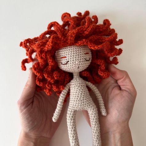 Do you want to create beautiful, curly or wavy hair for your handmade dolls? Are you struggling to make your amigurumi character's hair light enough and easy to remove or change? If you're looking to try something different than the classic yarn hair, then this class is perfect for you! Crochet Curly Hair Doll, Crochet Wavy Hair, Basic Amigurumi, Yarn Sewing, Memorial Beads, Sewing Pins, Curly Crochet Hair Styles, Yarn Hair, Hair Light