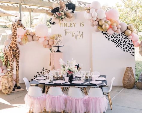 Boho Animal Birthday Party, Pink Safari Birthday Party, Cheetah Birthday Party, Giraffe Birthday Parties, Wild Theme, Baptism Themes, Pink Safari, 2nd Birthday Party For Girl, Wild Birthday Party