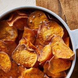 Air Fryer Sweet Potato Chips, Sweet Potato Chips Recipe, Potato Chips Recipe, Sweet Potato Slices, Homemade Chips, Recipes Potato, Veggie Chips, Packaged Snacks, Crispy Chickpeas