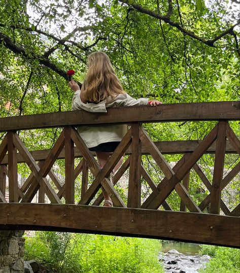 Bridge Poses Photography, Pose On Bridge, Shoujo Rei, Hiking Photoshoot, Bridge Fashion, Bridge Photoshoot, Background Practice, Autumn Photography Portrait, Adventure Photoshoot