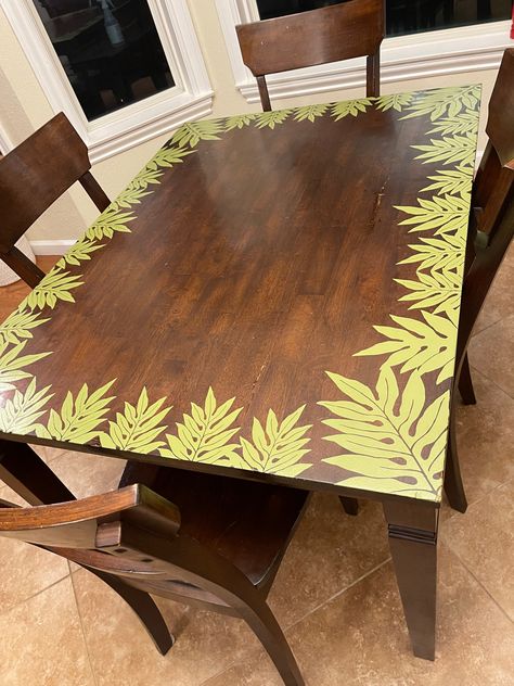 Cricut stencil hand painted Hand Painted Coffee Table, Handpainted Dining Table, Table Painting Ideas, Hand Painted Table Tops Ideas, Hand Painted Round Table Tops Ideas, Table Top Painting Ideas, Table Painted With Flowers, Painted Table Top Designs, Painted Table Top