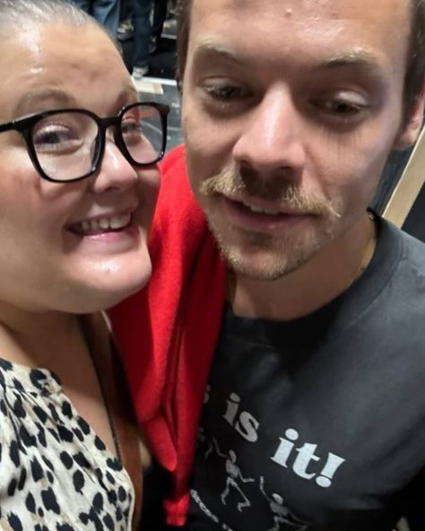 Harry and James Corden’s sister at the Old Vic Theatre in London August 10 💜 He is so gorgeous #harrystyles #tpwk #harrystylesedit #loveontour #hslot Harry Styles London, Bobby Singer, Harry Styles Aesthetic, 1d Imagines, James Corden, Louis (one Direction), Pretty Star, London Theatre, Album Of The Year