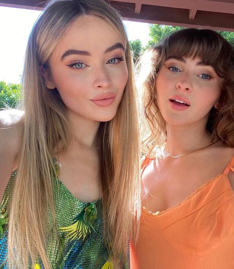 2020 Sabrina Carpenter (21) birthday greeting from her sister Sarah Carpenter’s Instagram profile post: “bottoms up :)” Sabrina Carpenter Sister, Sarah Carpenter, Sarah Elizabeth, Celebrity Look Alike, Girl Meets World, American Singers, Sabrina Carpenter, American Actress, Celebrity Style