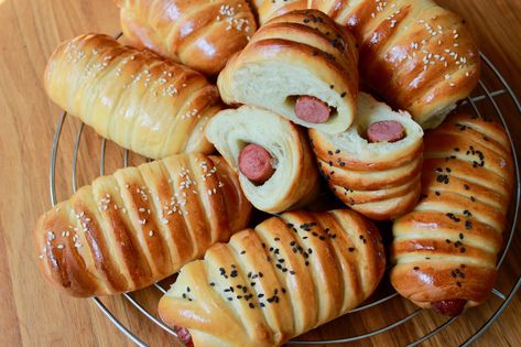 Chinese Hot Dog Buns | Lunch Box Series Chinese Hot Dog Bun Recipe, Hot Dog Bun Recipe, Hot Dog Buns Recipe, Chinese Bakery, Hot Dog Bun, Healthy Granola Bars, Milk Bread, Granola Healthy, Portable Food