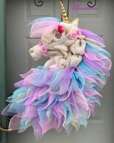 Burlap Unicorn Wreath...this is such an adorable craft for the door! Unicorn Wreath Diy, Horsehead Wreath, 3 Wreaths, Unicorn Wreath, Mesh Projects, Horse Bedroom, Horse Head Wreath, Horse Wreaths, Diy Angels