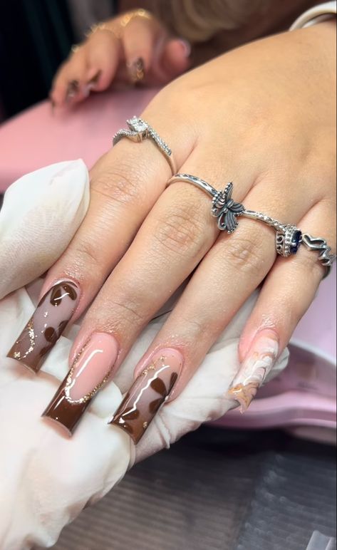 Brown Red Nails Acrylic, Brown Themed Nails, Acrylic Nail Brown, Fall Nail Inspiration Acrylic, Fall Vibes Nails, Brown And Red Nails, Red And Brown Nails, Chicana Nails, Brown And White Nails