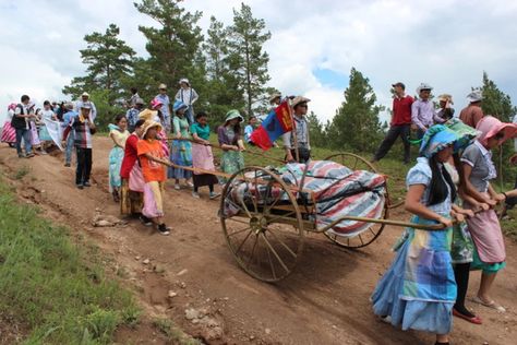 Martins Cove Trek, Trek Clothing, Trek Ideas, Pioneer Costume, Pioneer Clothing, Pioneer Trek, Utah Style, Pioneer Day, Lds Living