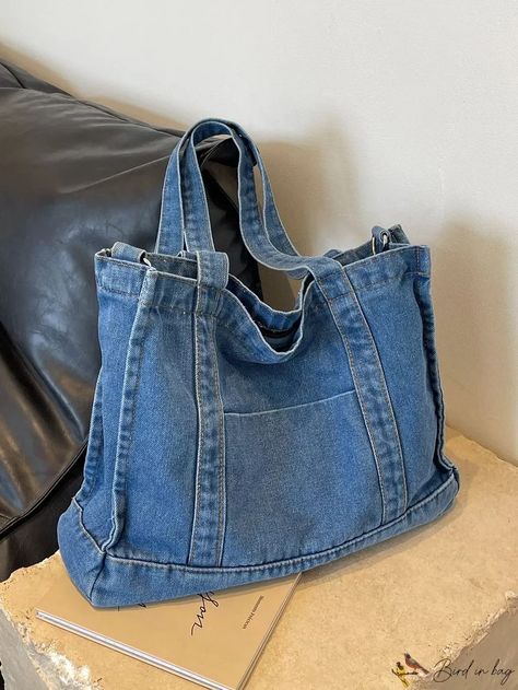 Chic and functional tote bag with plenty of storage space for everyday #Patchwork #Couture #Upcycling #Diy_Demin Diy Demin, Jean Tote Bag, Jeans Purse, Recycled Jeans Bag, Jean Bag, Denim Bag Patterns, Denim Bag Diy, Tods Bag, Denim Crafts Diy