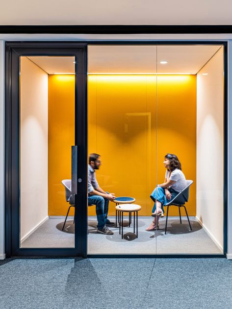 Confidential International Insurance Company Offices – São Paulo Modern Office Design Inspiration, Office Booth, Small Office Design Interior, Yellow Office, Corporate Interior Design, Small Office Design, Company Office, Modern Office Space, Recessed Downlight