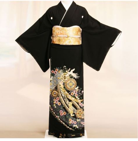 Kuro tomesode is in black overall, and iro tomesode is in various colors - item by japanese-kimono.net Black Kimono Traditional, Black Kimono Outfit, Kimono Outfit Japanese, Asian Traditional Fashion, Pretty Kimonos, Kimono Online, Kimono Traditional, Married Women, Kimono Outfit