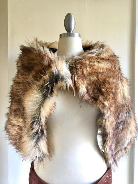 Viking Fur Mantle, Medieval Thief, Vikings Costume, Fur Mantle, Mantle Diy, Viking Costumes, Barbarian Costume, Women Viking, Viking Cosplay