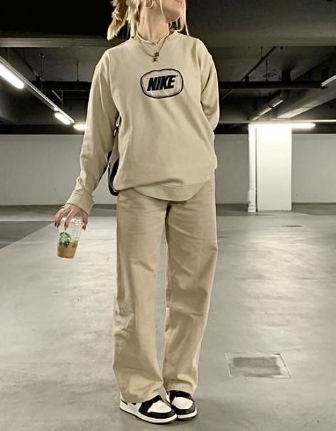 Nike beige sweatshirt outfit Beige Sweatshirt Outfit, Beige Sweatshirt, Sweatshirt Outfit, Outfit Inspirations, Nike, Sweatshirts