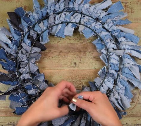 Blue Jean Wreath, Blue Jean Crafts, Jean Wreath, Jeans Projects, Homemade Wallpaper, Jean Projects, Denim Wreaths, Återvinna Jeans, Jeans Upcycle