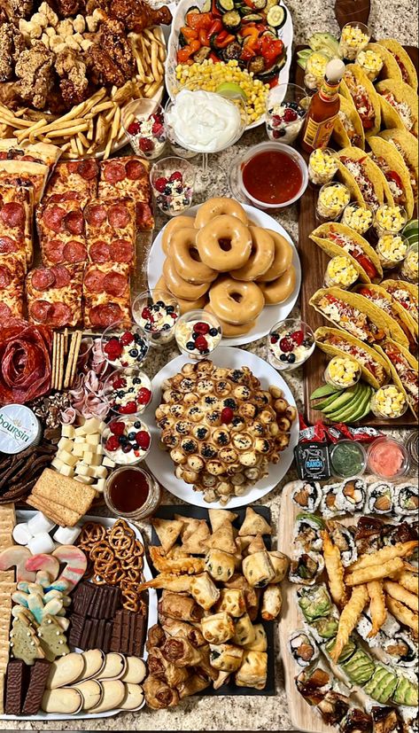 Sleepover Charcuterie Board Ideas, Pizza Grazing Board, Charcuterie Board Different Foods, Charcuterie Board For 18th Birthday, Pizza Roll Charcuterie Board, Chicken Finger Charcuterie Board, Bring Your Board Party, Fast Food Charcuterie Board Ideas, Junk Food Charcuterie Board