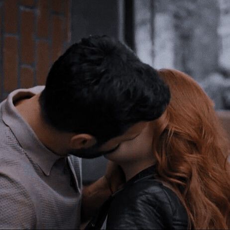 Redhead With Boyfriend, Red Head Faceless Aesthetic, Red Hair Woman Aesthetic, Empire Series, Big Kiss, Red Hair Woman, Dark Red Hair, Ginger Men, Lily Bloom