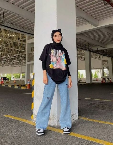 Over Sized T Shirt Outfit Hijab, Hijab Fashion Summer, Stile Hijab, Streetwear Girl, Stylish Hijab, Trendy Shirt Designs, Muslim Outfits Casual, Hijab Style Casual, Hijabi Fashion Casual