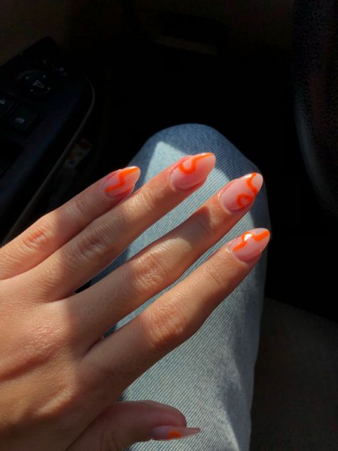 Hailey Bieber nail art. Kylie Jenner. Kendall Jenner. Neon nail art. Abstract nail art. Summer 2023. Trend nails Neon Nail Art, Nail Aesthetic, Orange Neon, Blush Nails, Neon Nails, Cosmetology, Nail Inspo, Blush, Nail Art