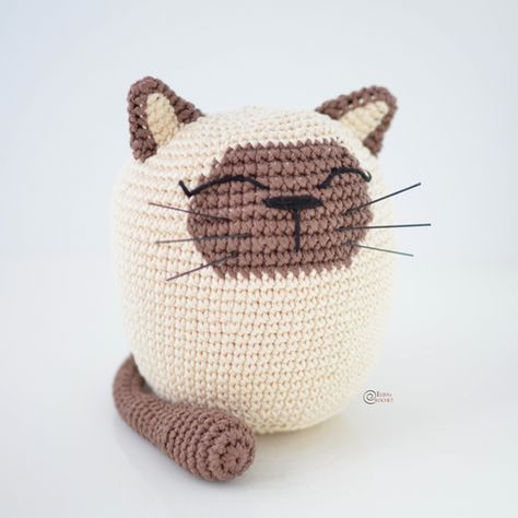 Cat Door Stopper Free Crochet Pattern By Elisa's Crochet Doorstop Pattern, Tops A Crochet, Crochet Pattern Cat, 2024 Ideas, Cat Amigurumi, Pattern Cat, Bowl Cozy, Crochet Kitchen, Cat Door