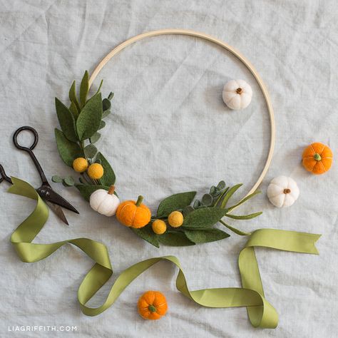 Fall Felt Crafts, Felt Ball Crafts, Felt Ball Wreath, Halloween Felt Crafts, Easter Wood Crafts, Felt Flowers Diy, Felt Pumpkins, Felt Wreath, Felt Christmas Decorations