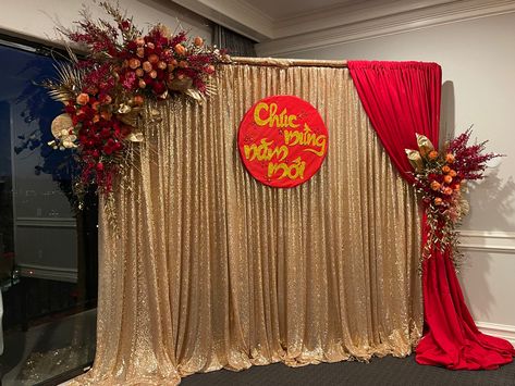 Christmas Stage Decorations, Small Wedding Decor, Christmas Stage, Ganapati Decoration, Graduation Backdrop, Curtain Backdrops, Beautiful Wedding Decorations, Flower Wall Backdrop, Handmade Flowers Fabric