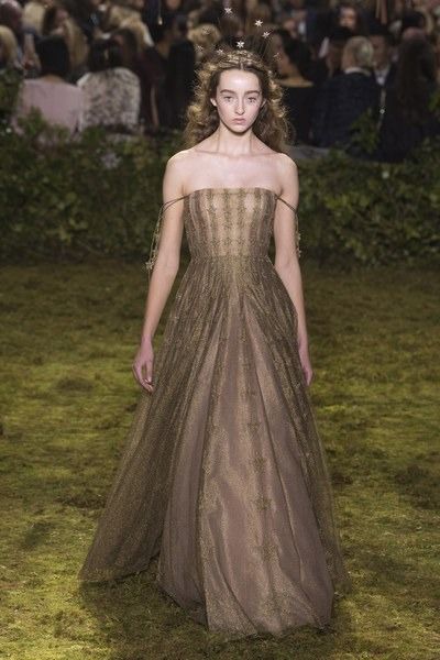 View the full Christian Dior Spring 2017 couture collection. Dior Spring 2017, Collection Couture, Christian Dior Haute Couture, Dior Haute Couture, Spring Couture, Christian Dior Couture, Dior Couture, Couture Runway, Couture Gowns