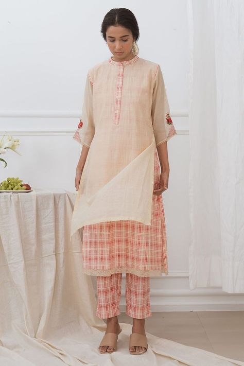 Layered Kurta, Silk Fabric Dress, Cutwork Lace, Reception Bride, Party Reception, Cotton Silk Fabric, Kurta For Women, Kantha Embroidery, Embroidered Pants