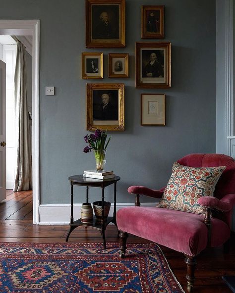 Love the wall color and the cozy corner feeling. Servants Staircase, Pink Velvet Chair, Urban Cottage, Wall Colour, Interior Color Schemes, Rooms Ideas, Pink Chair, Simple Living Room, Retro Home Decor