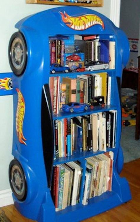 Turn a Hot Wheels Race Car Bed into a Bookshelf...these are awesome Upcycled & Repurposed Ideas! Hot Wheels Bedroom, Hot Wheels Room, Race Car Bed, Car Book, Cars Room, Car Bedroom, Regal Design, Car Bed, Little Tikes