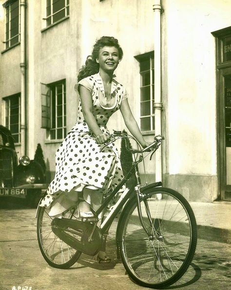 vintage everyday: 22 Interesting 1950's Classic Photos of Hollywood Actresses Ride Their Bikes 1950s Aesthetic, 50s Aesthetic, Vera Ellen, 1950s Hollywood, Riding A Bicycle, Velo Vintage, Cycle Chic, I Want To Ride My Bicycle, Retro Photo