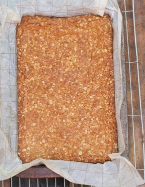 Crunchies Recipe, Crunchie Recipes, Slices Recipes, South African Recipes, Biscuit Cookies, Super Yummy, My Grandmother, African Food, Biscuit Recipe