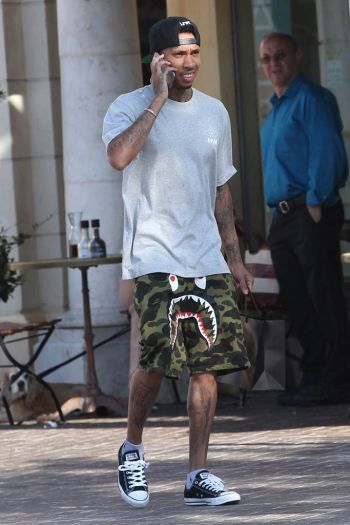 Rapper Tyga in black low-top Converse Chuck Taylor sneakers. Converse Low Tops Outfit Men, Low Chucks Outfit, Converse Low Outfit Men, Black Low Top Converse Outfits, Converse One Star Outfit Men, Converse Low Tops Outfit, Converse Low Outfit, Low Converse Outfit, Converse Chuck Taylor Outfit