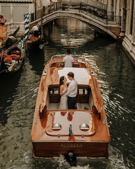 Couple on a boat in a canal in Venice Venice Elopement, Film Elopement, Venice Boat, Engagement Session Ideas, Venice Photos, Venice Hotels, California Engagement Photos, Italian Aesthetic, Italy Honeymoon