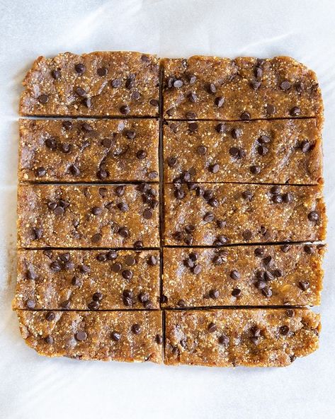 Peanut Butter Larabar Recipes, Homemade Larabar Recipes, Larabars Homemade, Diy Lara Bars Recipes, Choc Chip Peanut Butter Bars, Lara Bars Recipe Peanut Butter Chocolate Chip, Homemade Rx Bars Peanut Butter, Lara Bars Recipe, Breakfast Bars Recipe