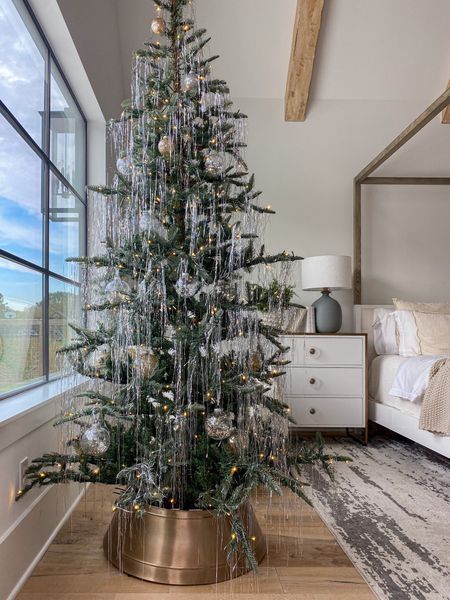 Real Christmas Tree Decorated, Silver Tinsel Christmas Tree, Relaxing Home Decor, Tinsel Christmas, Cozy Interior Design, Tinsel Christmas Tree, Colored Bubbles, Vintage Interior Design, Silver Tinsel