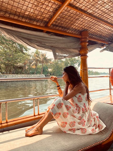 Photo Poses In House Boat, Houseboat Outfit Ideas, Boat House Photoshoot Kerala, Kerala Tourism Photography, Outfit Ideas For Kerala Trip, Varkala Outfits, Kerala Trip Outfits, Kerala Photoshoot Ideas, Kerala Outfits Women Travel