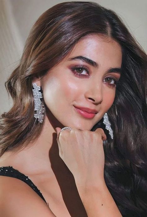 Pooja Hedge Bold, Indian Girl Makeup, Natural Beauty Face, Bollywood Love, Pooja Hegde, Beauty Posters, Beauty Face Women, Actress Pics, Katrina Kaif