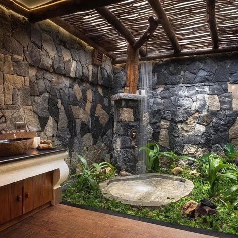 Outdoor Toilet And Shower Ideas, Outdoor Toilet And Shower, Jungle Bathroom, Mountain Lodges, Log Cabin Furniture, Outdoor Bathroom Design, Outdoor Toilet, House Farmhouse, Garden Shower