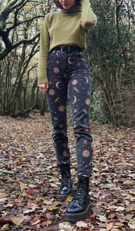 Witchy Outfits, Space Outfit, Witchy Fashion, Witch Outfit, Vintage Casual, Mode Vintage, Printed Pants, Grunge Outfits, Aesthetic Outfits