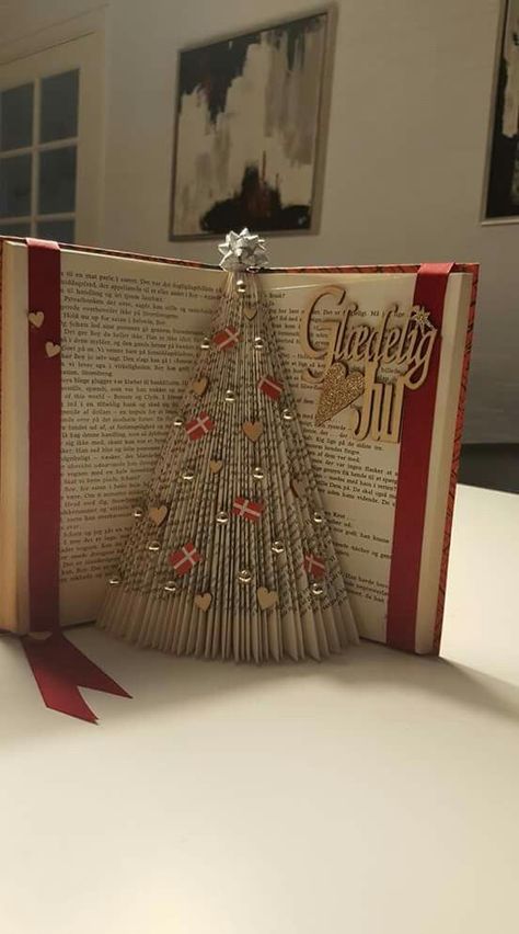 Recycled Book Crafts, Book Art Christmas, Upcycled Books Crafts, Book Christmas Tree, Old Book Crafts, Book Crafts Diy, Beachy Christmas, Book Page Crafts, Book Origami