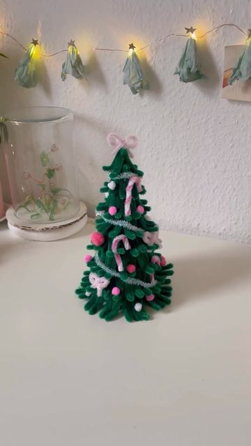 Pip Cleaner Christmas Tree, How To Make A Mini Christmas Tree, Mini Christmas Decorations Diy, Aesthetic Christmas Decorations Diy, Tiny Christmas Tree Ideas, Christmas Aesthetic Diy, Christmas Pipe Cleaner Crafts, Mini Christmas Tree Ideas, Pipe Cleaner Christmas Tree