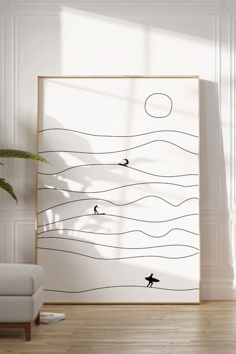 Dieses Poster im minimalistischen Stil zeigt Wellen, die Sonne und drei Surfer am Strand in Schwarz und Weiß. Das Meer strahlt auf uns alle eine ganz besondere Wirkung aus, schön, elegant, mysteriös, aber auch gefährlich. Dieses Bild ist ideale für Surfer, Kite Surfer, Wasserraten, Nordlichter und alle die das Meer lieben. Beach Vibes Room, Surfing Room, Surf Style Home, Surfer Poster, Vibes Room, Decoration Surf, Surf Bedroom, Surf Drawing, Maritime Poster