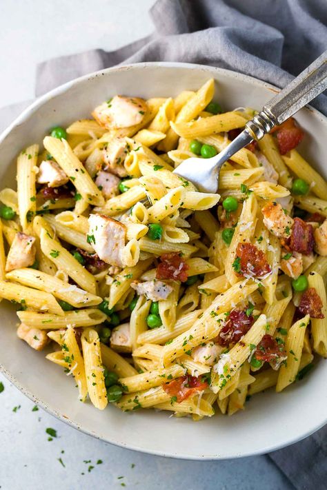 One Pan Chicken Carbonara Penne Pasta- A comforting classic Italian pasta recipe! Tender penne tossed in a luscious parmesan sauce with bacon and peas. | jessicagavin.com Chicken And Penne Pasta, Carbonara Recipes, Italian Pastas, Penne Noodles, Penne Pasta Recipes, Pasta Alla Carbonara, Chicken Carbonara, Pasta Penne, Chicken Penne