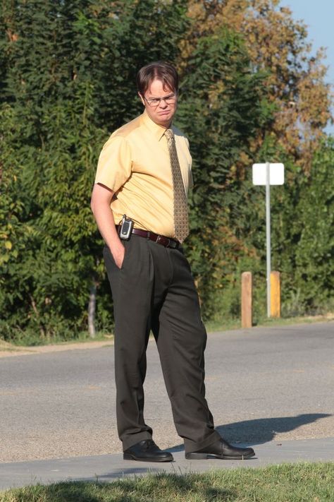 Love Rainn Wilson as Dwight!! I'll miss his show - but really looking forward to his spinoff! Dwight Schrute Outfit, Dwight Shrute Costume, Michael Scott Costume, Bee Costumes, Office Space Movie, Best Of The Office, Scranton Pennsylvania, Rainn Wilson, Office Jokes