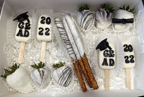 Graduation Cakecicle, Graduation Cake Popsicles, Graduation Cakesicles Ideas, Graduation Treat Box Ideas, Graduation Pastries, Graduation Pretzel Rods, Graduation Brownies, Graduation Pretzels, Prom Treats