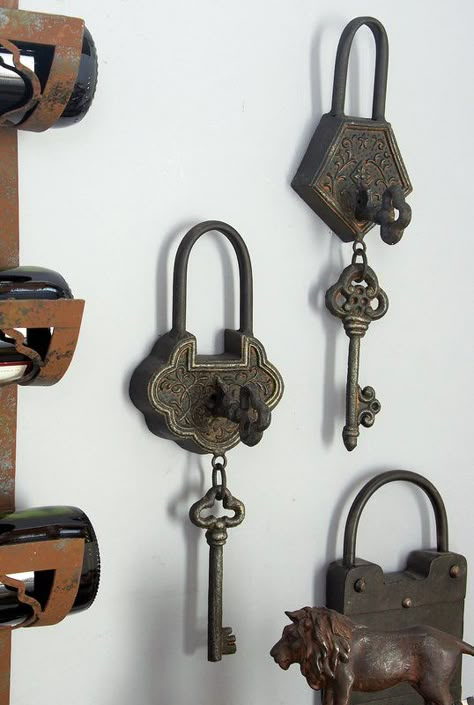 Old Key Crafts, Key Display, Key Wall Decor, Key Crafts, Staircase Wall Decor, Key Decorations, Vintage Hooks, Old Keys, Old Key