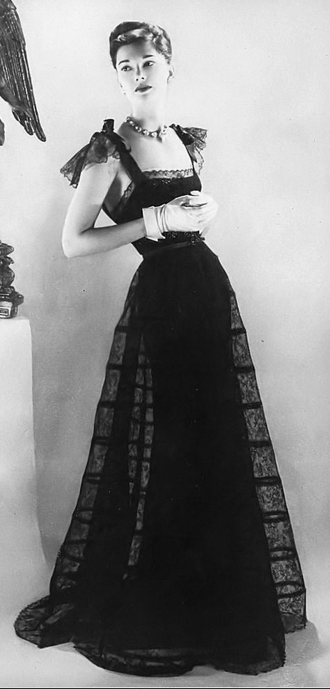 1940s Evening Gowns, 1945 Fashion, 1940s Gown, Vintage Outfits 40s, 1950s Glamour, Auntie Mame, 1940s Fashion Women, 40's Fashion, Fashion 1920s