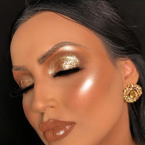 Top 12 Quinceanera Makeup Ideas To Flare On Your Special Day Check more at https://fashionuer.com/quinceanera-makeup-ideas/ Yellow Gold Makeup Looks, Quinceanera Makeup Ideas, Gold Glitter Makeup, Holiday Glam Makeup, Quinceanera Makeup, Halo Eyeshadow, Gold Makeup Looks, Makeup Gold, Wedding Guest Makeup