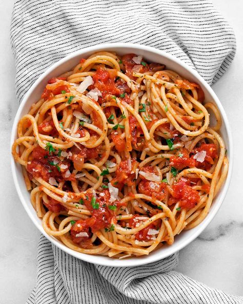 Fresh Tomato Sauce with Roma Tomatoes - Last Ingredient Roma Tomato Sauce, Roma Tomato Recipes, Fresh Tomato Sauce Recipe, Roma Tomato, Italian Diet, Slow Cooker Lentils, Italian Chopped Salad, Fresh Tomato Sauce, How To Peel Tomatoes